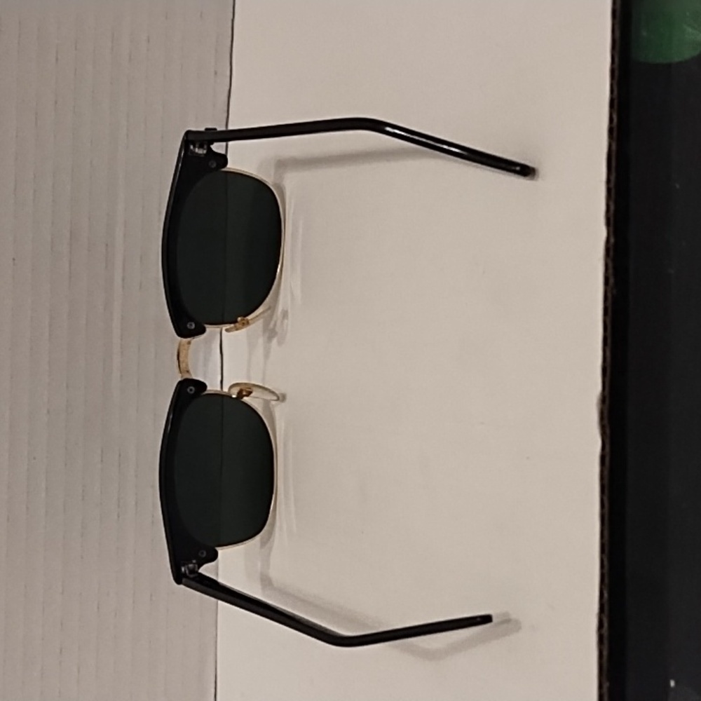 Stylish Black and Gold Sunglasses Unisex - Picture 3 of 7